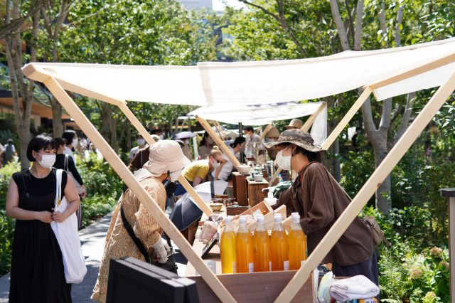 顔を合わせながら一つ屋根の下でお買い物を楽しめるのも屋台の魅力です。