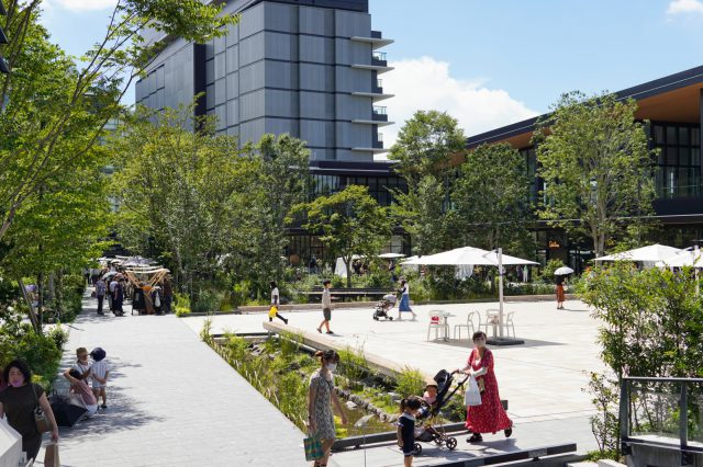 GREEN SPRINGSの広場。たくさんの樹々や池があるここはなんと建物の2階にあります。