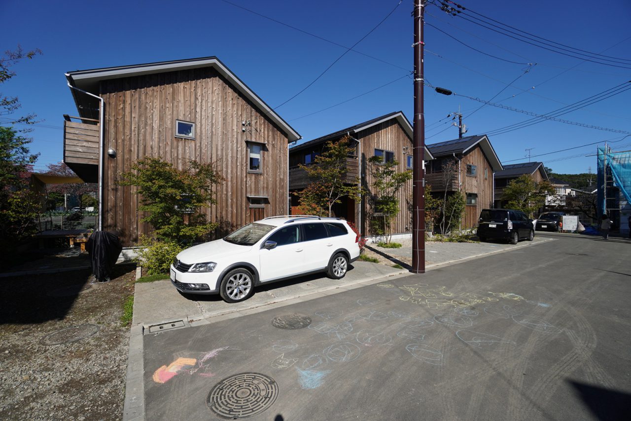 木張りの外壁が印象的なソーラータウン八国山の一角