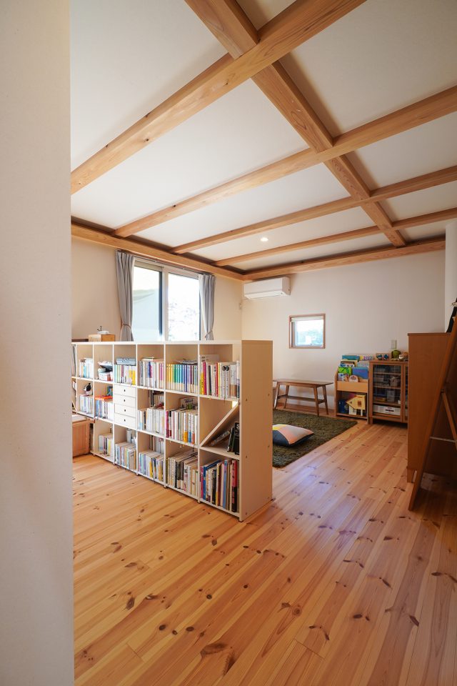 娘さんの遊び場とは本棚でゆるく仕切っています。