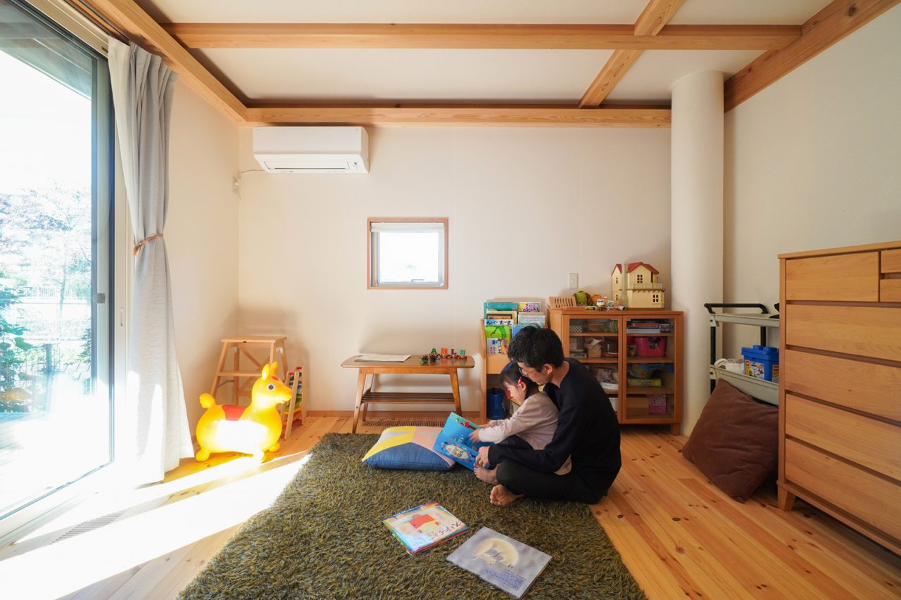 陽だまりができる窓前にはOMソーラーの床吹き出し口があり、冬場も暖か。