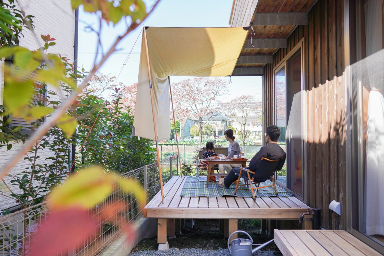 外が気持ちいい季節には、イスとテーブルを出してランチをとることも。