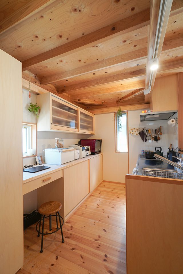 窓前が奥様の作業スペースです。