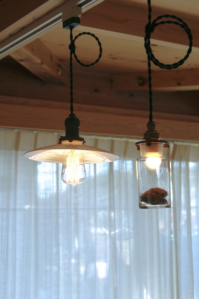 ご夫婦で選んだ雰囲気のある照明が食卓を照らします。