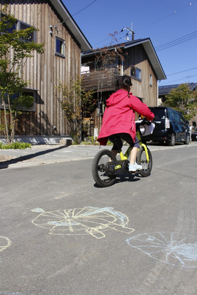 小さな自転車の足元にはかわいらしいチョークの落書き