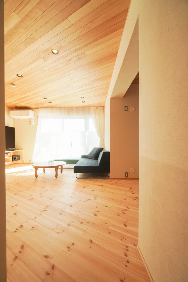 収納や壁も斜めのラインを生かしてデザイン。