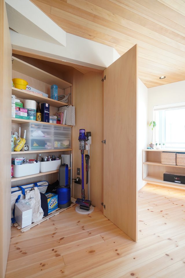 リビングでサッと掃除ができるように、思いのほか大容量な「斜め収納」内に掃除機が充電できるコンセントも完備しています。