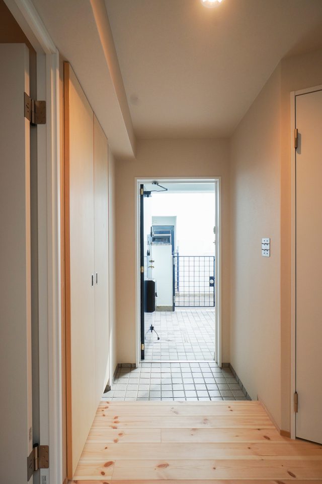 壁面の下足入れも大容量。