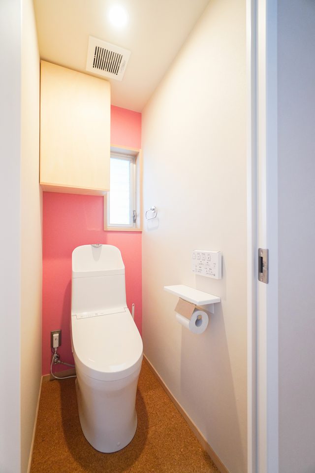 トイレの壁は娘さんが選んだピンクのアクセントクロス。「私が選んだんだよ」と得意げに教えてくれました。