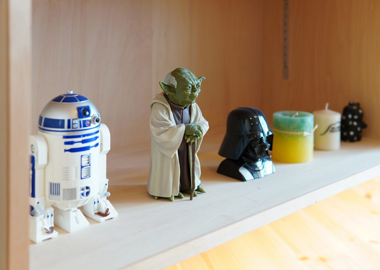 テレビボードに飾られたスターウォーズコレクション。