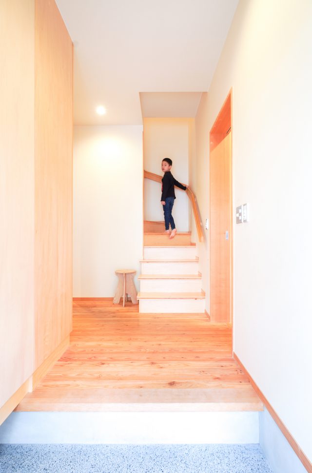 階段幅を広げて玄関ホールを明るく。
