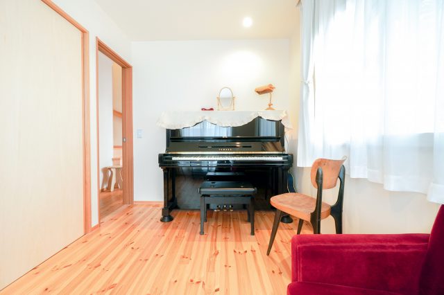 １階の音楽室。声楽を学ばれていた奥様が、将来的にレッスンを開ければと予定しているそう。 　