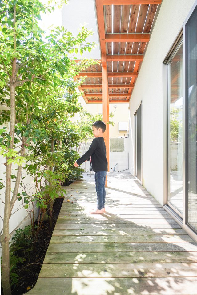 エントランスから庭まで木や草花が植えられ、白い外壁に映えます。