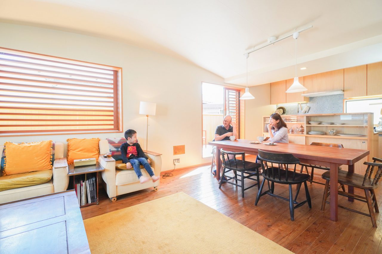 空間を優しく包むR天井。木の大きなガラリ戸もお気に入り。ソファの肘掛けに板を貼って使いやすくカスタマイズ。