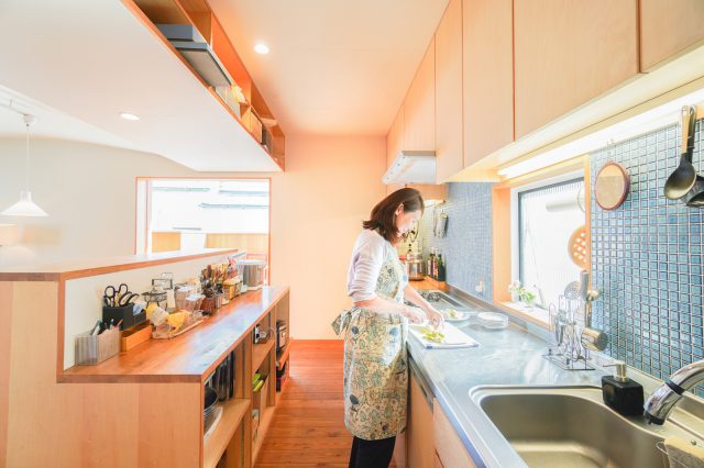 キッチンタイルはアクセントに青をセレクト。