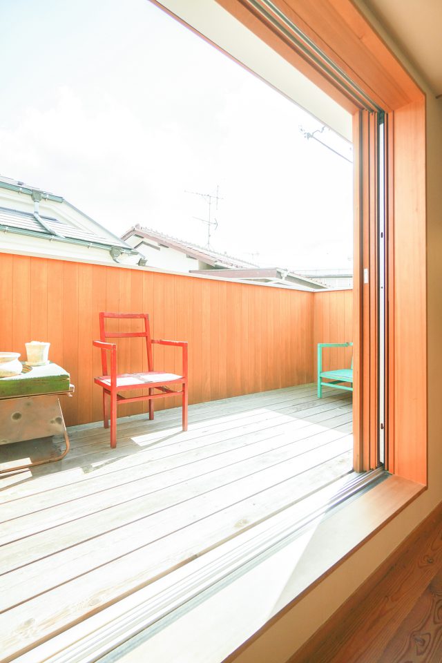 バルコニーにもDIYした椅子が並びます。