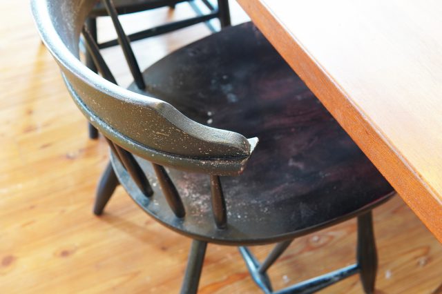 テーブルに合わせ肘掛を切ってペイントしたダイニングチェア。