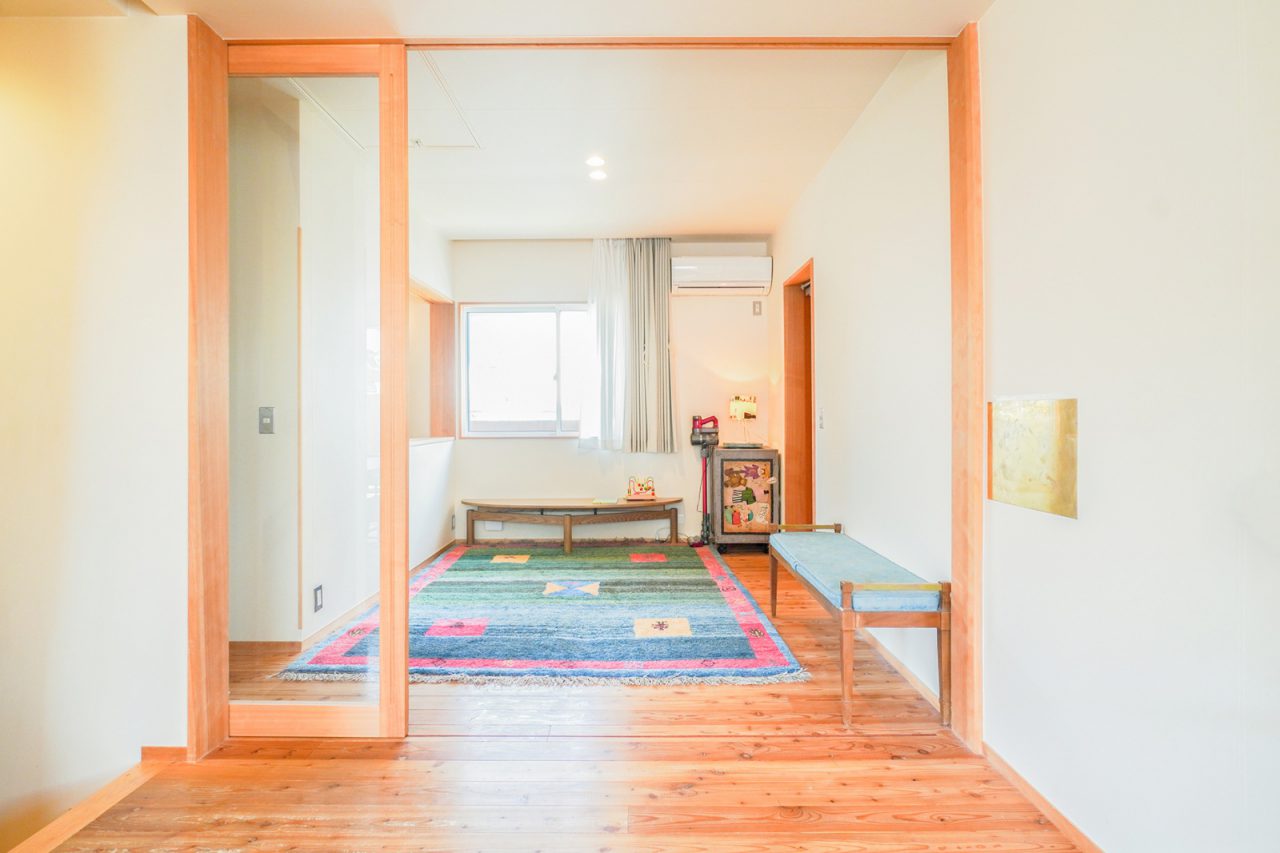 LDK横のゲストルーム。ガラス戸とカーテンで仕切られます。4人目のお子様が生まれて間もない頃は、キッチンが近いこちらで過ごしていたそう。
