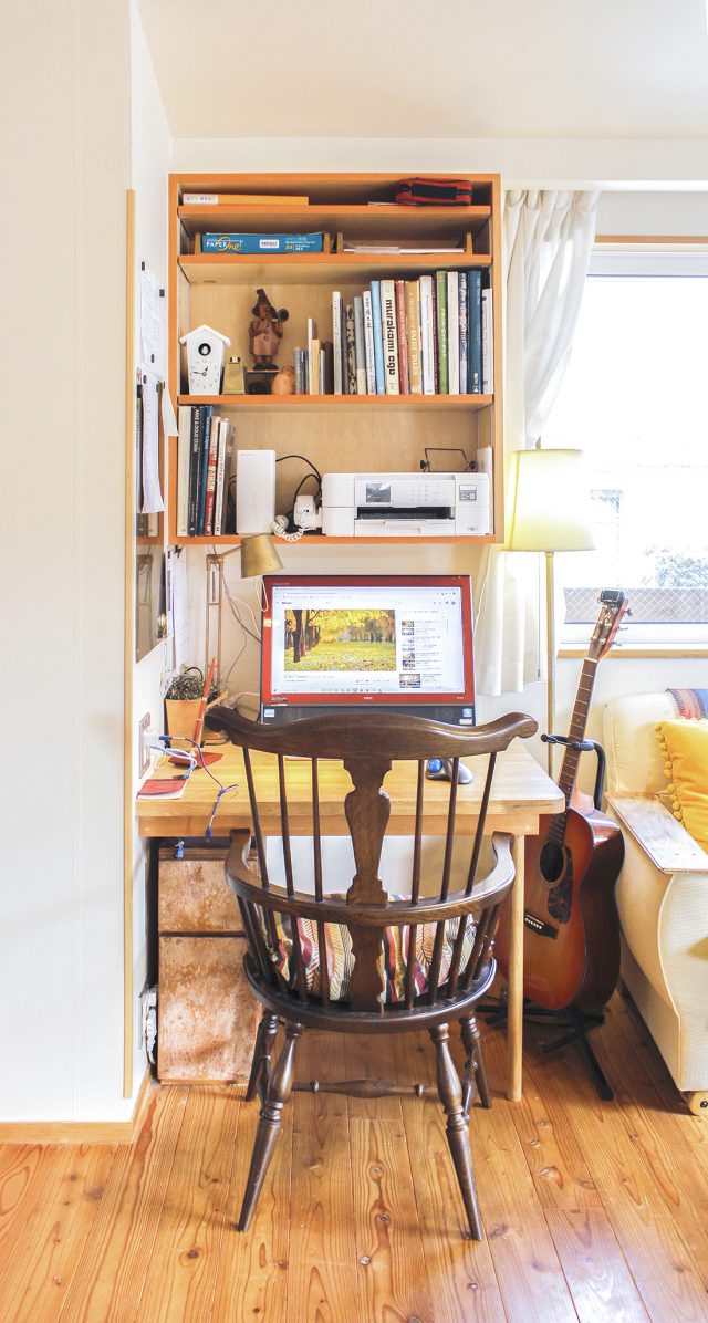 一角にデスクを造り付けてワークスペースに。