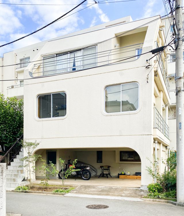 窓やピロティの丸みが柔らかな印象の外観。