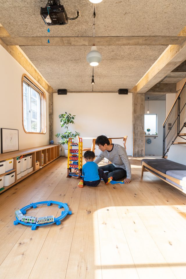 ブラインドが収まるアールサッシの窓枠は大工・益子さんの力作。天井にプロジェクターを設置