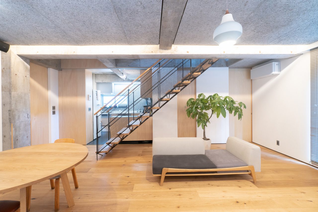 建具がシャープなリビング