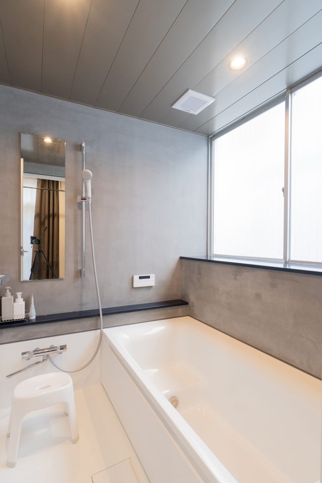 水まわりも素材感を合わせてモルタル塗りに。