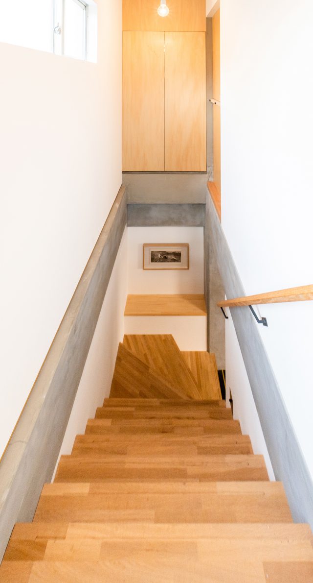 2階の床を抜き室内で行き来できる階段を新設。