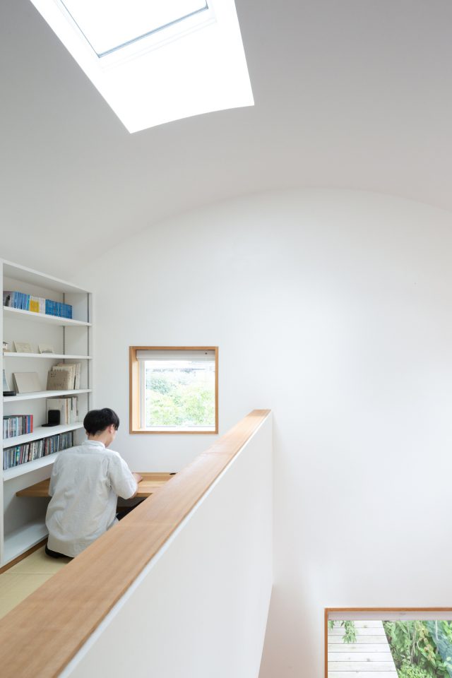 畳敷きの図書室。窓から見えるようヒメシャラを配置。