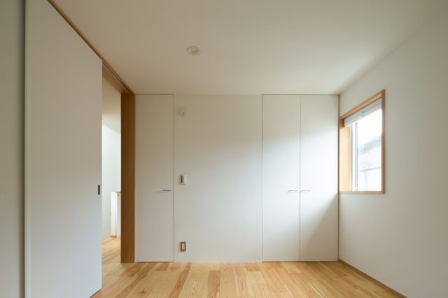 広がりのある子ども室の奥には、こもって落ち着いた雰囲気の寝室。