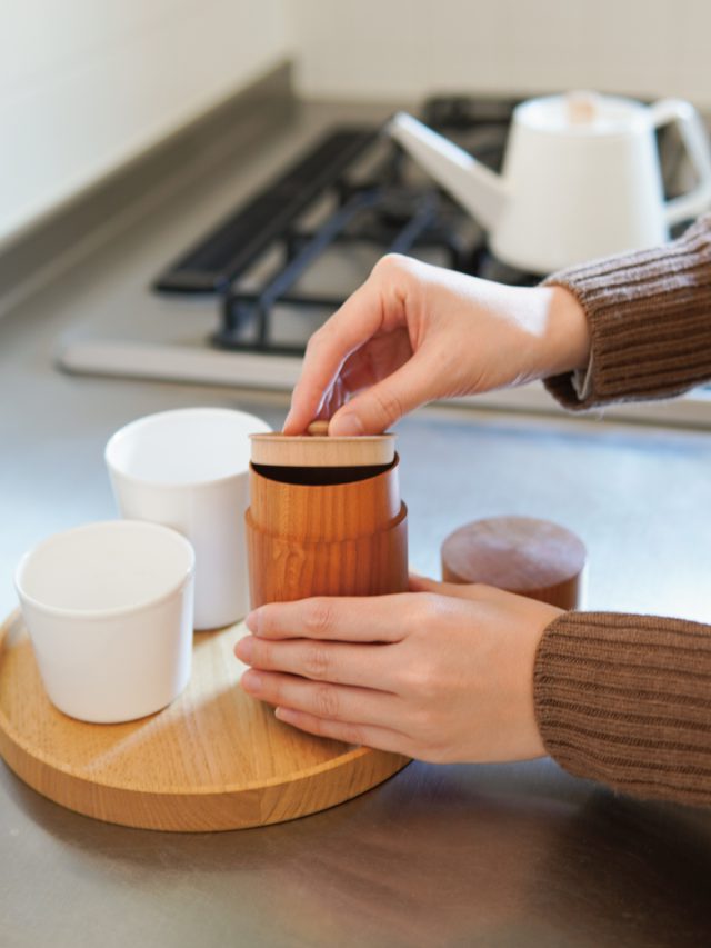 暮らしに華を添えるこいずみ道具店のカップや桜の茶筒など。