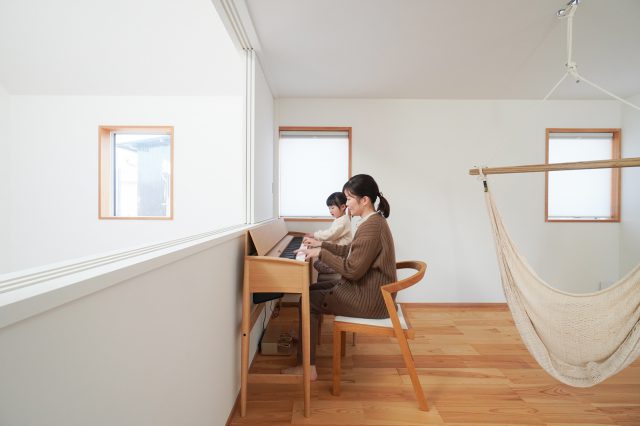 インテリア性が高い電子ピアノは、カリモク家具とローランドのコラボ製品。