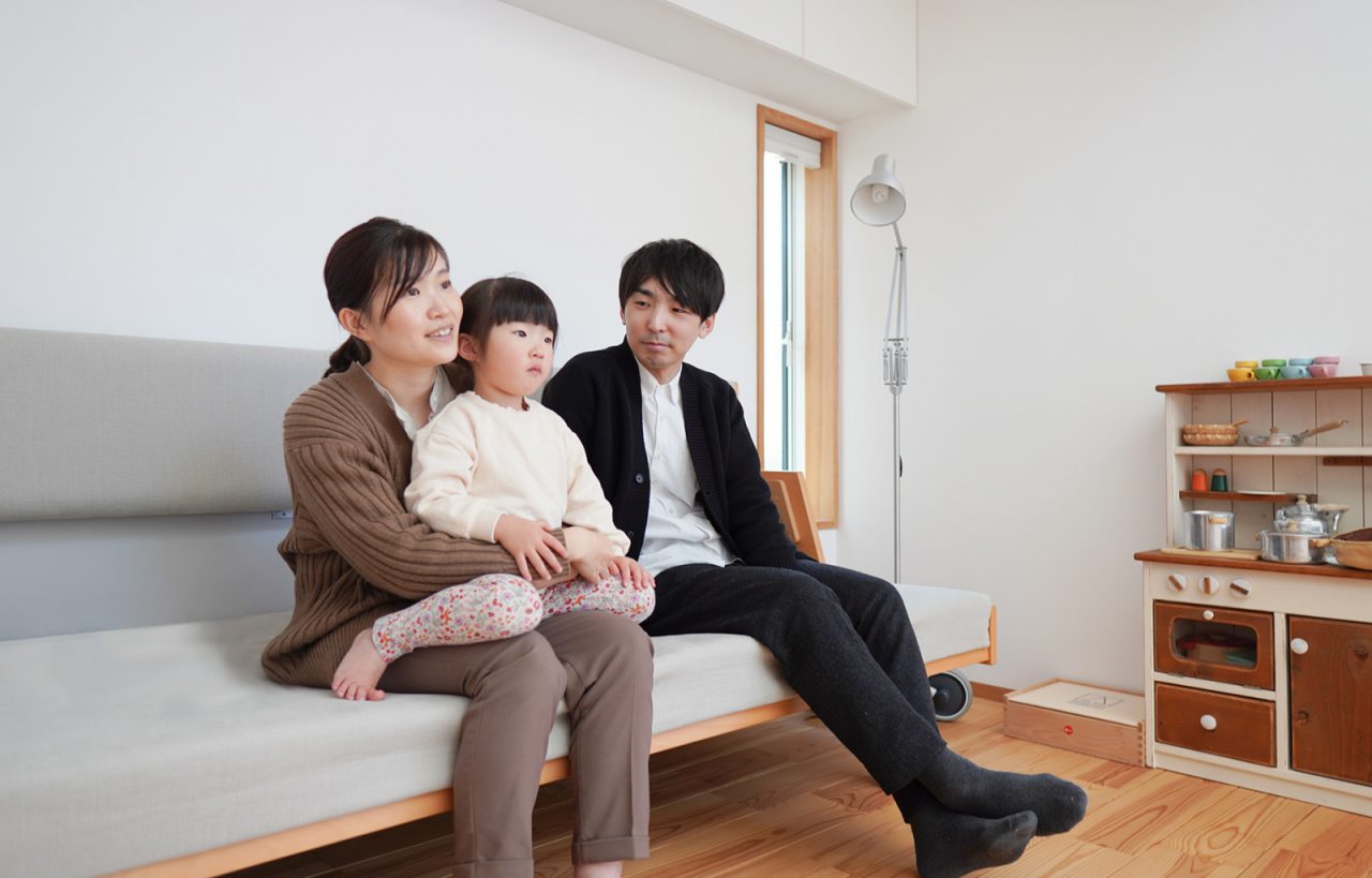 ハンス・J・ウェグナーのソファ。アングルポイズのフロアランプも厳選アイテム。