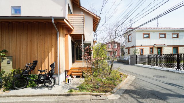 印象的な”かどにわ”の風景。「庭の塀がない家は珍しいので、通る人がびっくりして振り返られますね」と奥様。