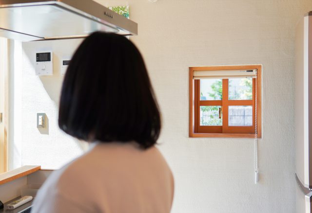 玄関横の小窓で外の気配が伺えます。