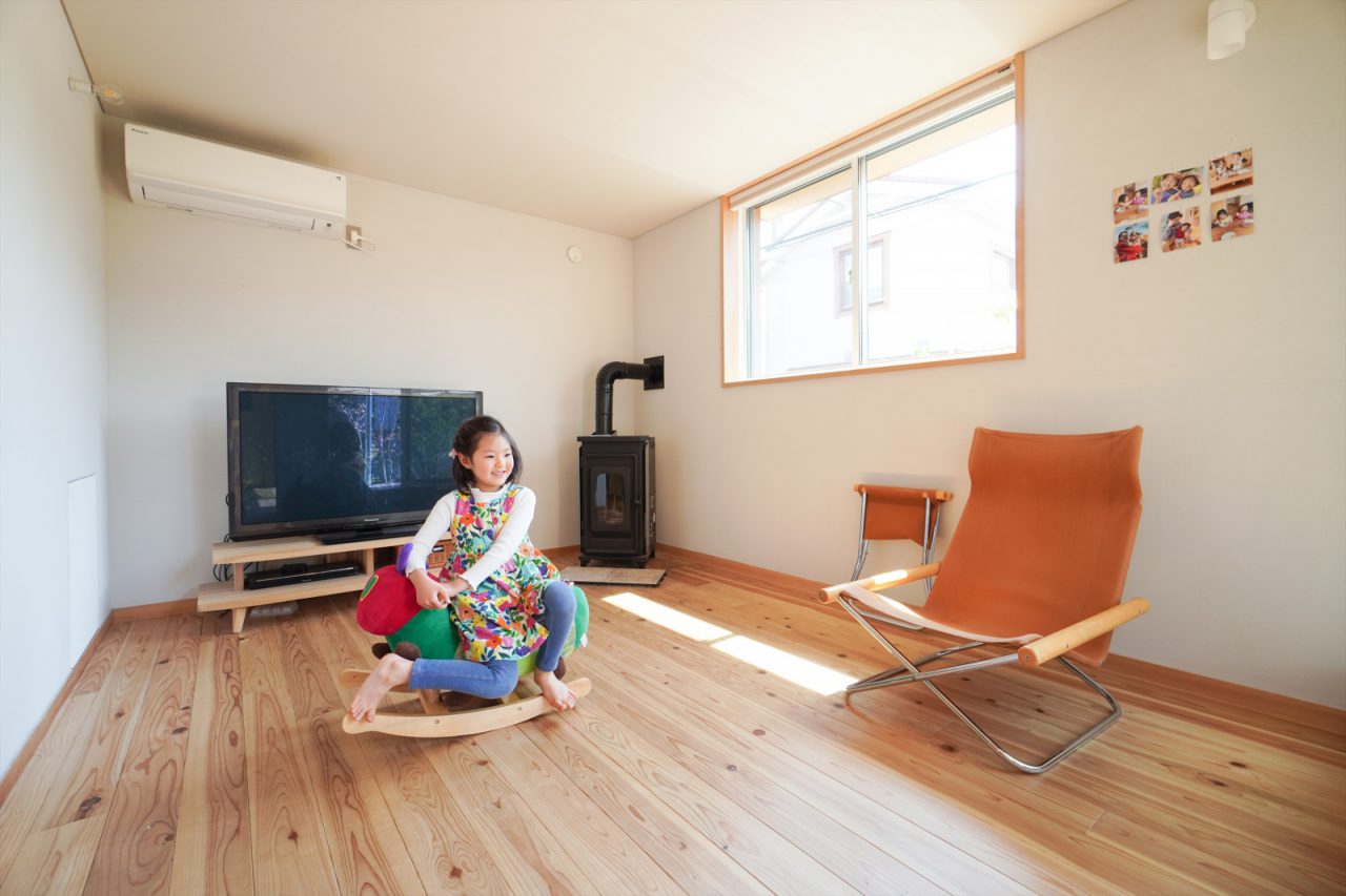 リビング奥の落ち着いた空間にはご主人希望のペレットストーブも。