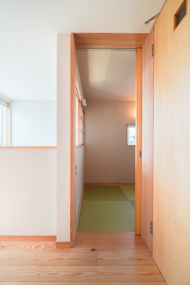 吹き抜けに面した来客用の和室。