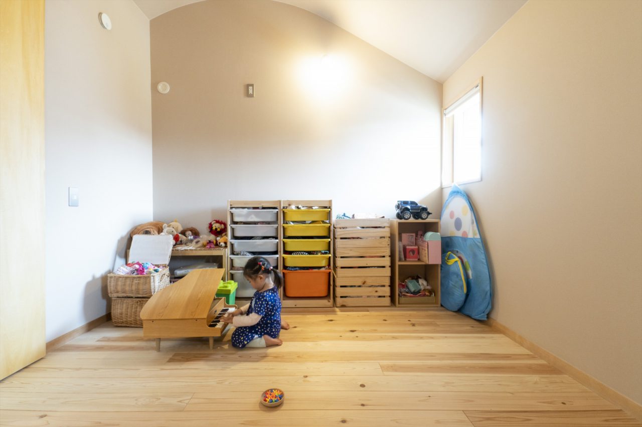 R天井が印象的な子ども部屋。今後お子様の成長に合わせて間仕切り予定です。