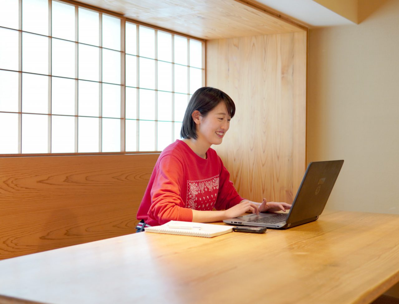 あいばこで仕事をする大竹さん