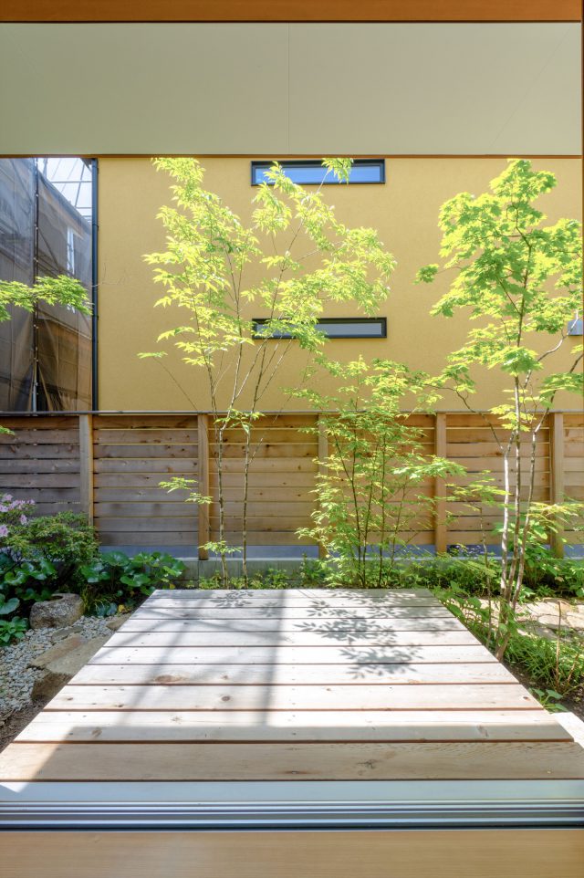 リビングからデッキがフラットに伸び、もう一つのくつろぎの場に。