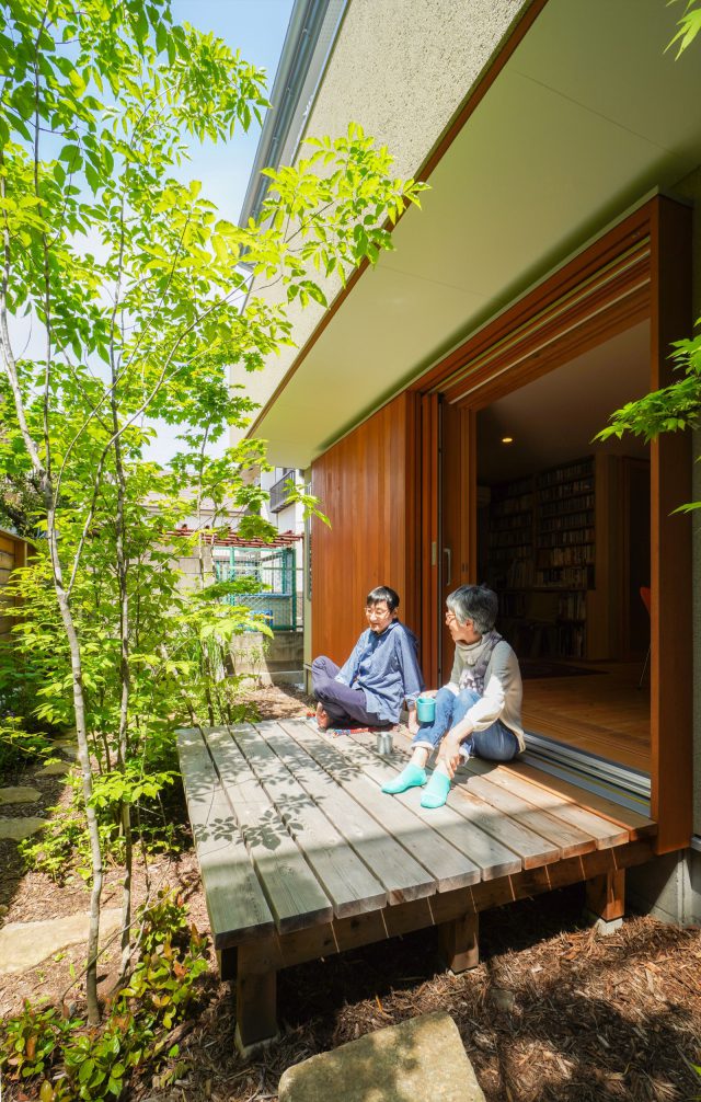 ウッドデッキでお茶を飲んだり新聞を読んだりするのがお気に入り。