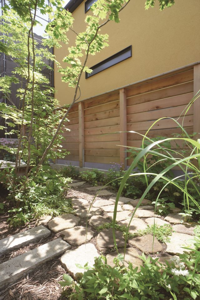 南側に家が建つことを前提に植栽を計画。