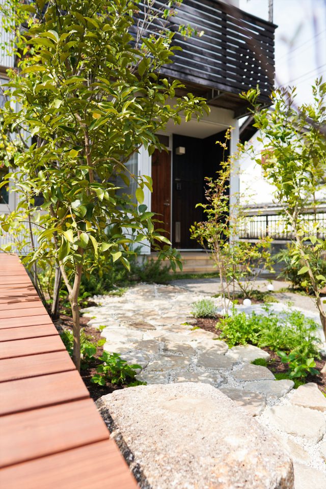 小林さんのセンスが光る石畳のアプローチ。