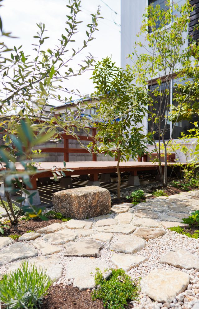 高さも趣も絶妙な沓脱石。