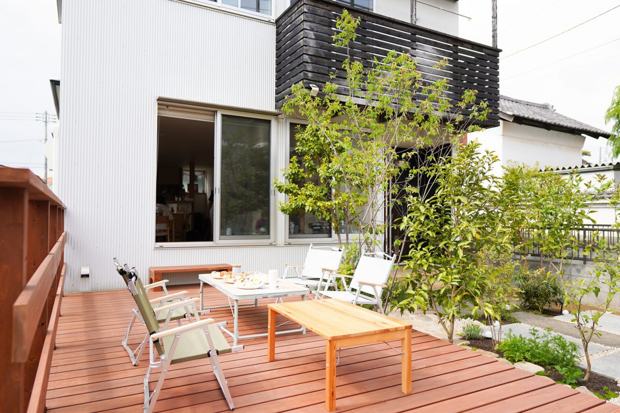 緑に包まれた気持ちのいいスペース。木々が外からの視線を程よく遮ります。