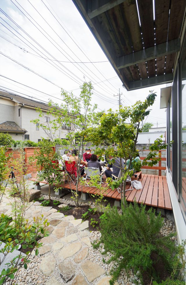 アプローチから見たウッドデッキ。