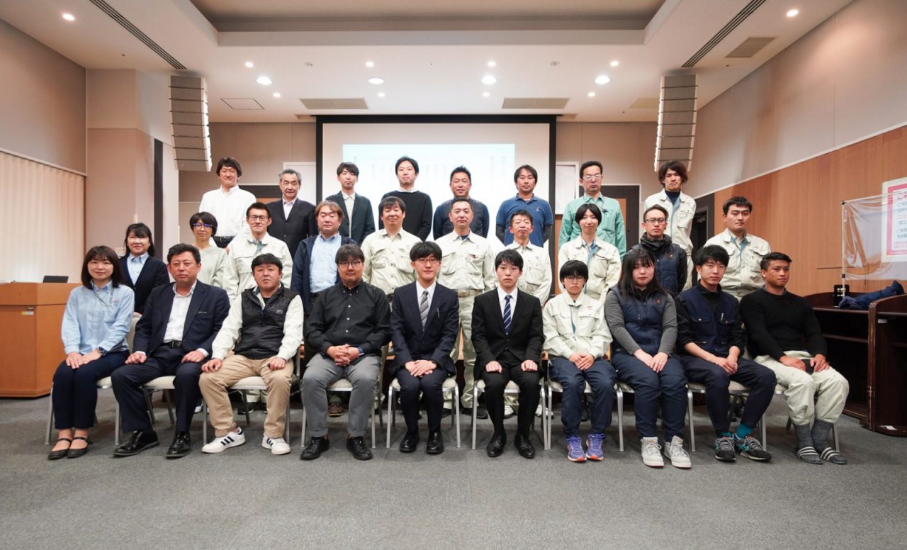 2021年4月に開催した入社式で。現場監督の阪出さん、大工の筆谷さんの2名を先輩の大工やスタッフみんなで迎えた日。