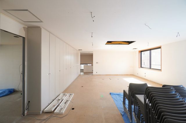 毎朝の朝礼、さまざまな共有を行ってきた大会議室。まずは3階を改修し、途中で事務所機能を3階に移す予定です