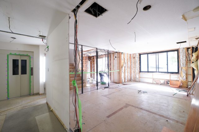 家具や壁がなくなると広く感じます。夏の暑さと冬の寒さが1階は特にきびしく感じていました……