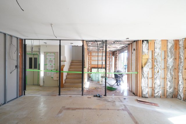 1階の営業スタッフが仕事をしていた場所。壁を壊して鉄骨や断熱材が見えるようになりました